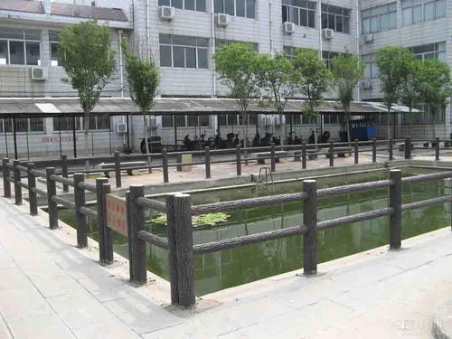 水泥護(hù)欄、仿木圍欄與澇池防護(hù)欄 多功能水泥制品的防護(hù)應(yīng)用