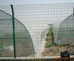 美觀實(shí)用型三角折彎護(hù)欄網(wǎng) 小區(qū)與機(jī)場(chǎng)防護(hù)的優(yōu)選方案